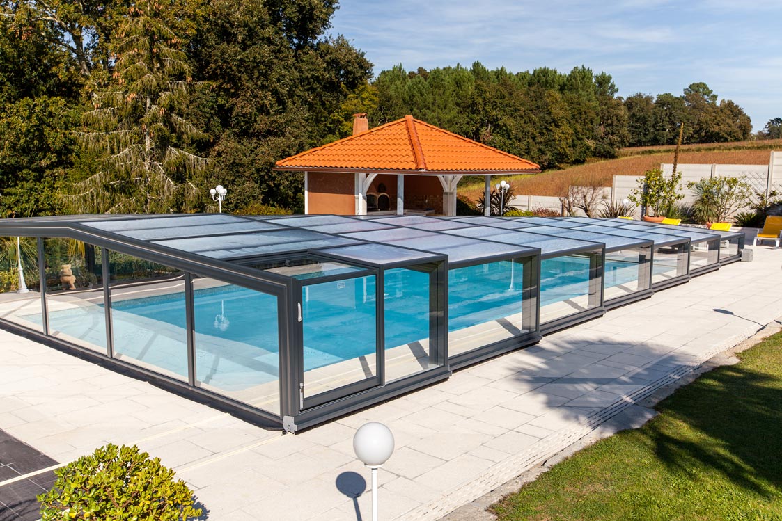 Piscina con copertura ComfortI modelli della linea Comfort di Abritaly creano un incantevole spazio riparato che favorisce il riposo a bordo piscina.